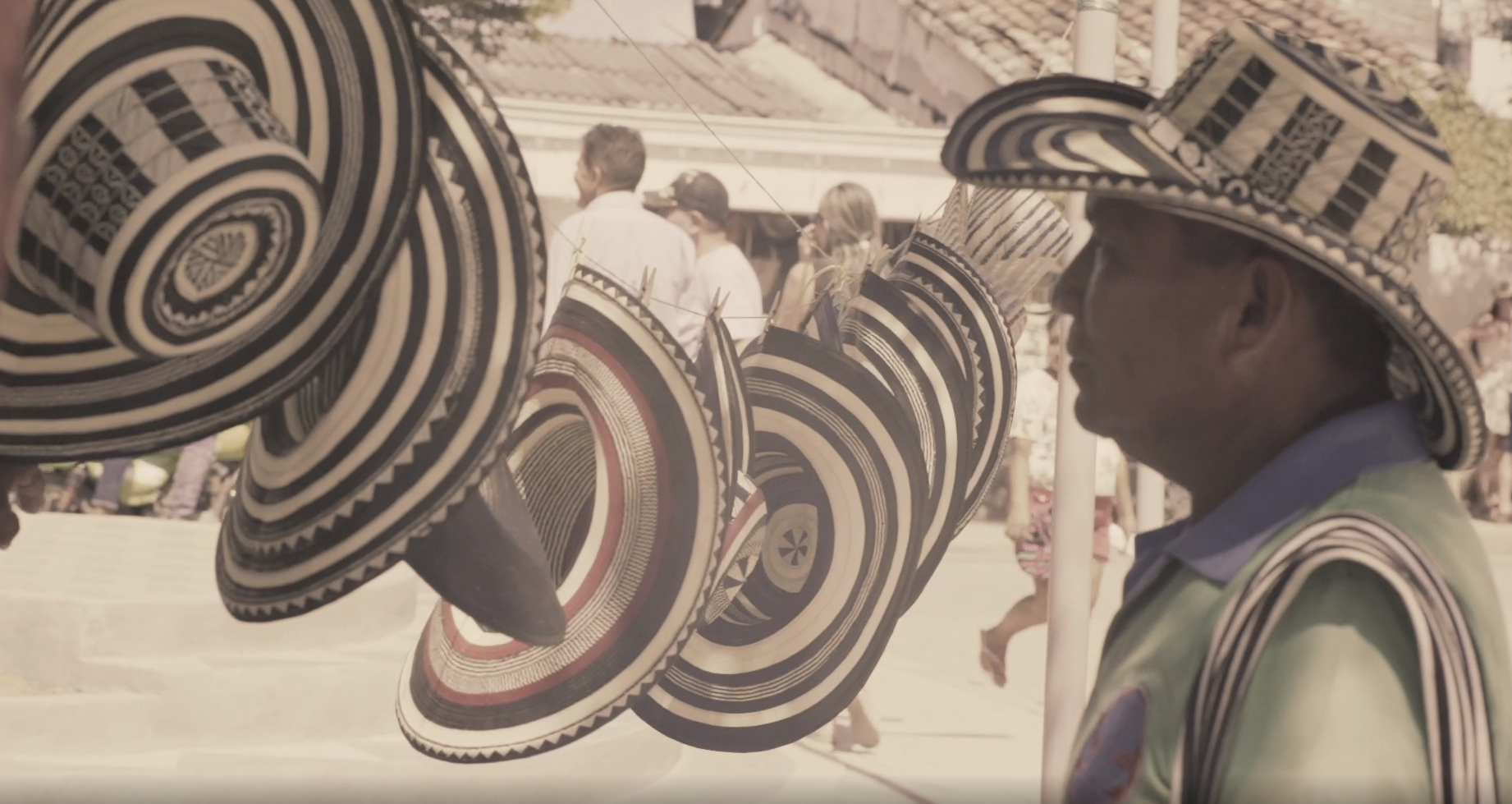 A man stands wearing a sombrero vueltiaoa